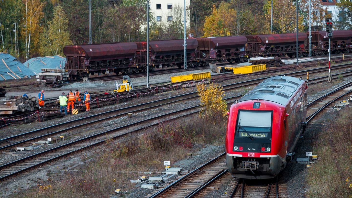 Nordbayern wartet auf die Elektrifizierung der Franken-Sachsen-Magistrale. (Archivbild) Foto: Daniel Vogl/dpa