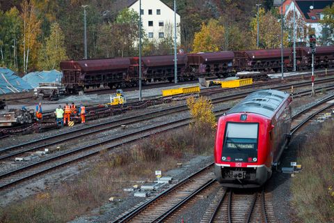 Nordbayern wartet auf die Elektrifizierung der Franken-Sachsen-Magistrale. (Archivbild) Foto: Daniel Vogl/dpa