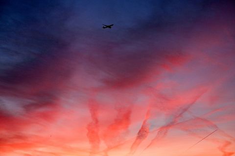 Flugzeug über Frankfurt am Main im November 2025