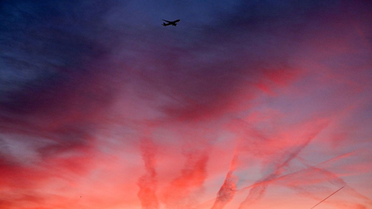 Flugzeug über Frankfurt am Main im November 2025
