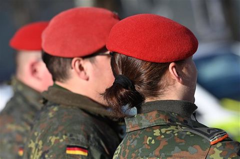 Eine Soldatin und Soldaten der Bundeswehr mit roter Mütze im Einsatz für Deutschland.