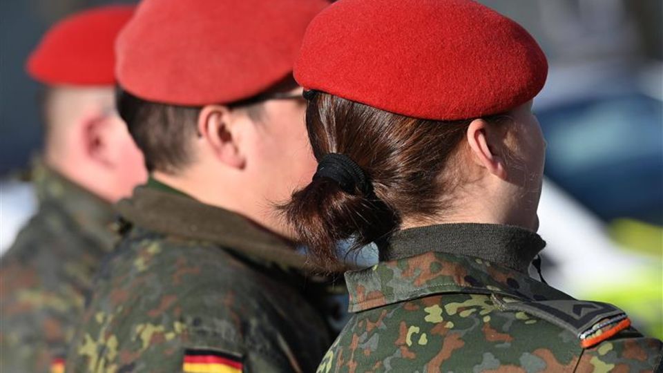 Eine Soldatin und Soldaten der Bundeswehr mit roter Mütze im Einsatz für Deutschland.