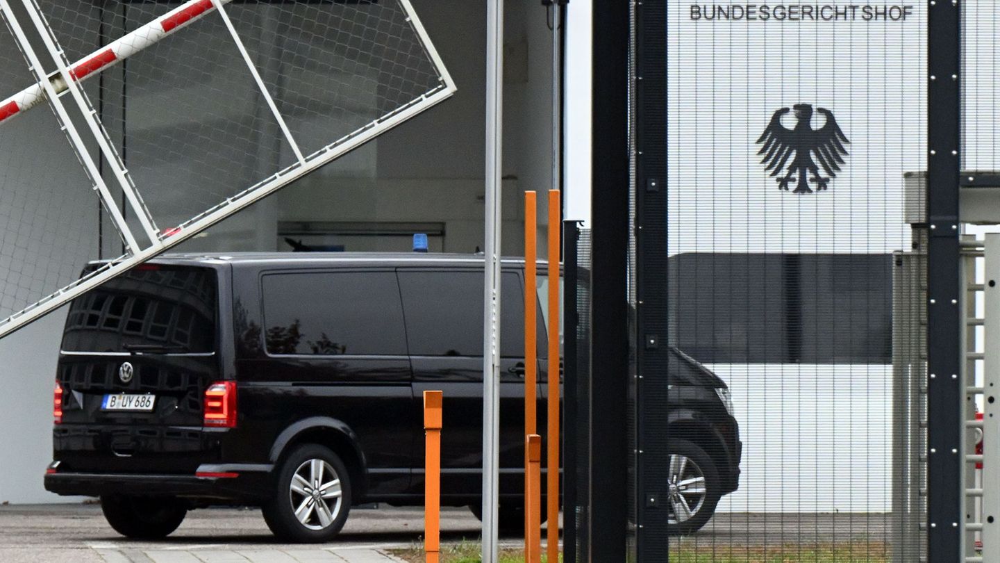 Der Beschuldigte wurde zum Ermittlungsrichter des BGH nach Karlsruhe gebracht. Foto: Uli Deck/dpa