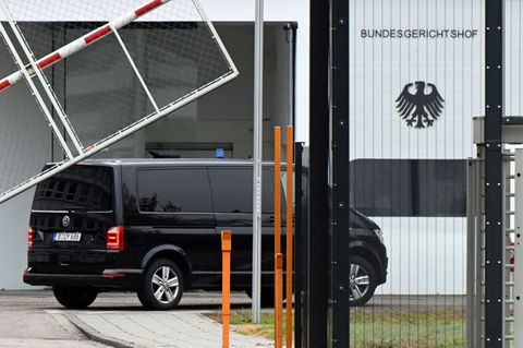 Der Beschuldigte wurde zum Ermittlungsrichter des BGH nach Karlsruhe gebracht. Foto: Uli Deck/dpa