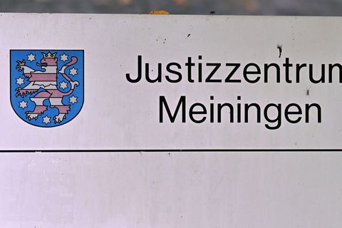 Die Staatsanwaltschaft wirft einer 50-Jährigen vor, aus Habgier und grausam eine Rentnerin getötet zu haben. (Symbolbild) Foto: