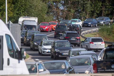 Die Ferieninsel Usedom ist gerade in der Ferienzeit von Staus geplagt. (Archivbild) Foto: Stefan Sauer/dpa