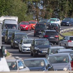 Die Ferieninsel Usedom ist gerade in der Ferienzeit von Staus geplagt. (Archivbild) Foto: Stefan Sauer/dpa