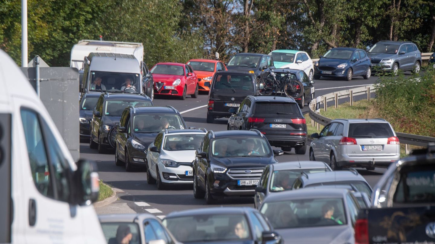 Die Ferieninsel Usedom ist gerade in der Ferienzeit von Staus geplagt. (Archivbild) Foto: Stefan Sauer/dpa