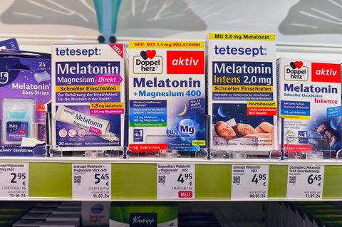 Melatonin Regal mit verschiedenen Präparaten