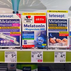 Melatonin Regal mit verschiedenen Präparaten