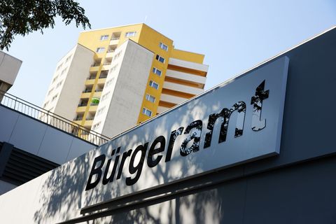 Bürgerämter in Berlin sollen bestimmte Dienstleistungen auch ohne Termin anbieten. (Archivbild) Foto: Jörg Carstensen/dpa