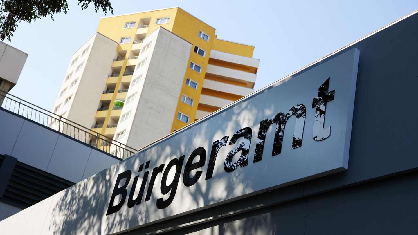 Bürgerämter in Berlin sollen bestimmte Dienstleistungen auch ohne Termin anbieten. (Archivbild) Foto: Jörg Carstensen/dpa