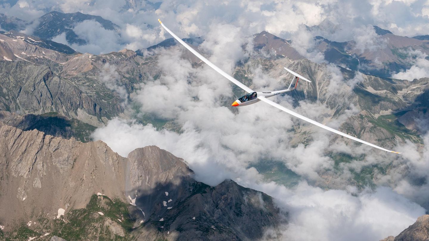 Ein Segelflugzeug über den Bergen