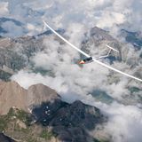 Ein Segelflugzeug über den Bergen