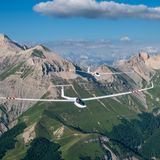 Zwei Segelflugzeuge im Formationsflug vor einem Alpenpanorama