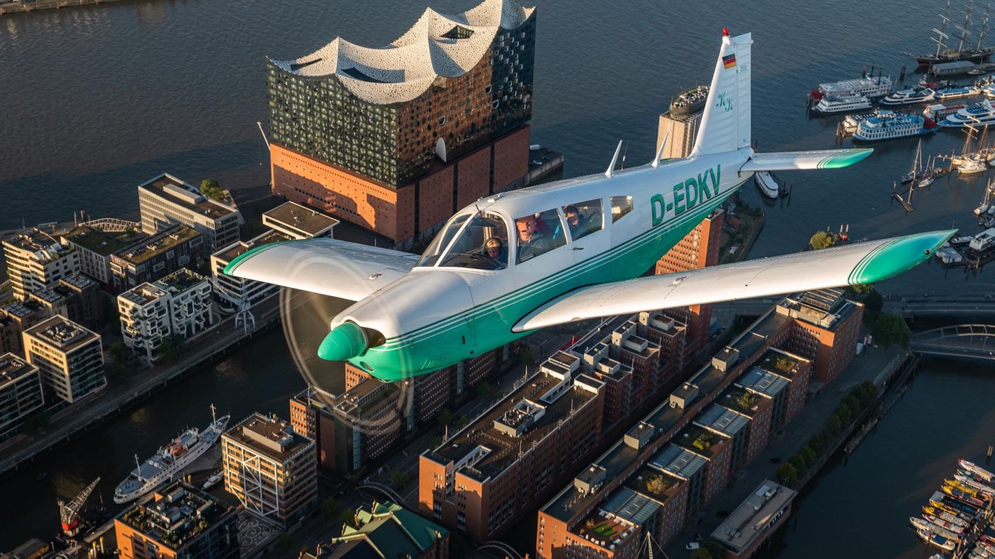 Eine Piper PA-28 über der Hamburger Elbphilharmonie