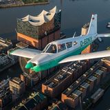Eine Piper PA-28 über der Hamburger Elbphilharmonie