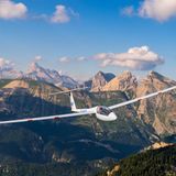 Ein Segelflugzeug vor dem Hintergrund einer Berglandschaft