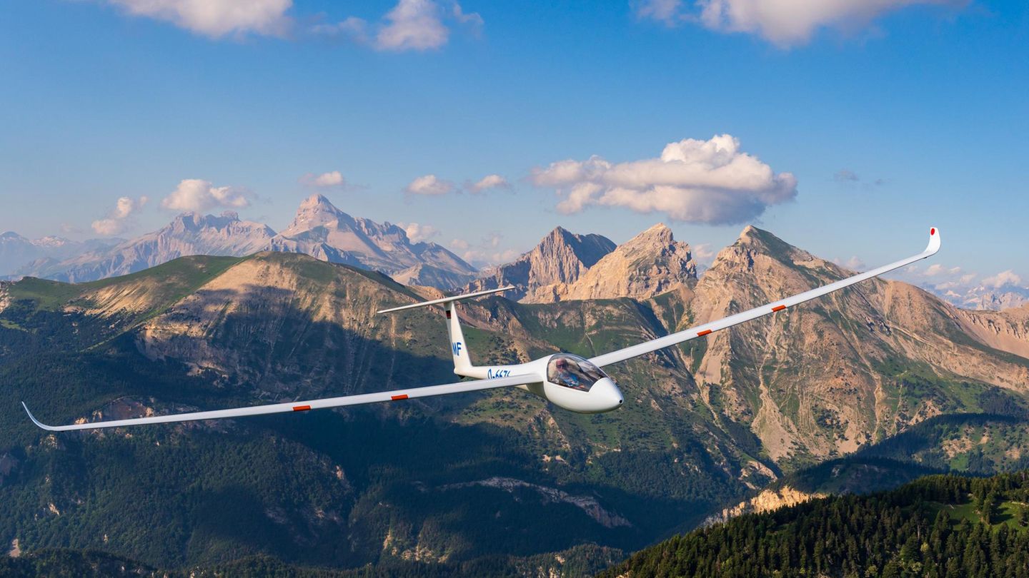 Ein Segelflugzeug vor dem Hintergrund einer Berglandschaft