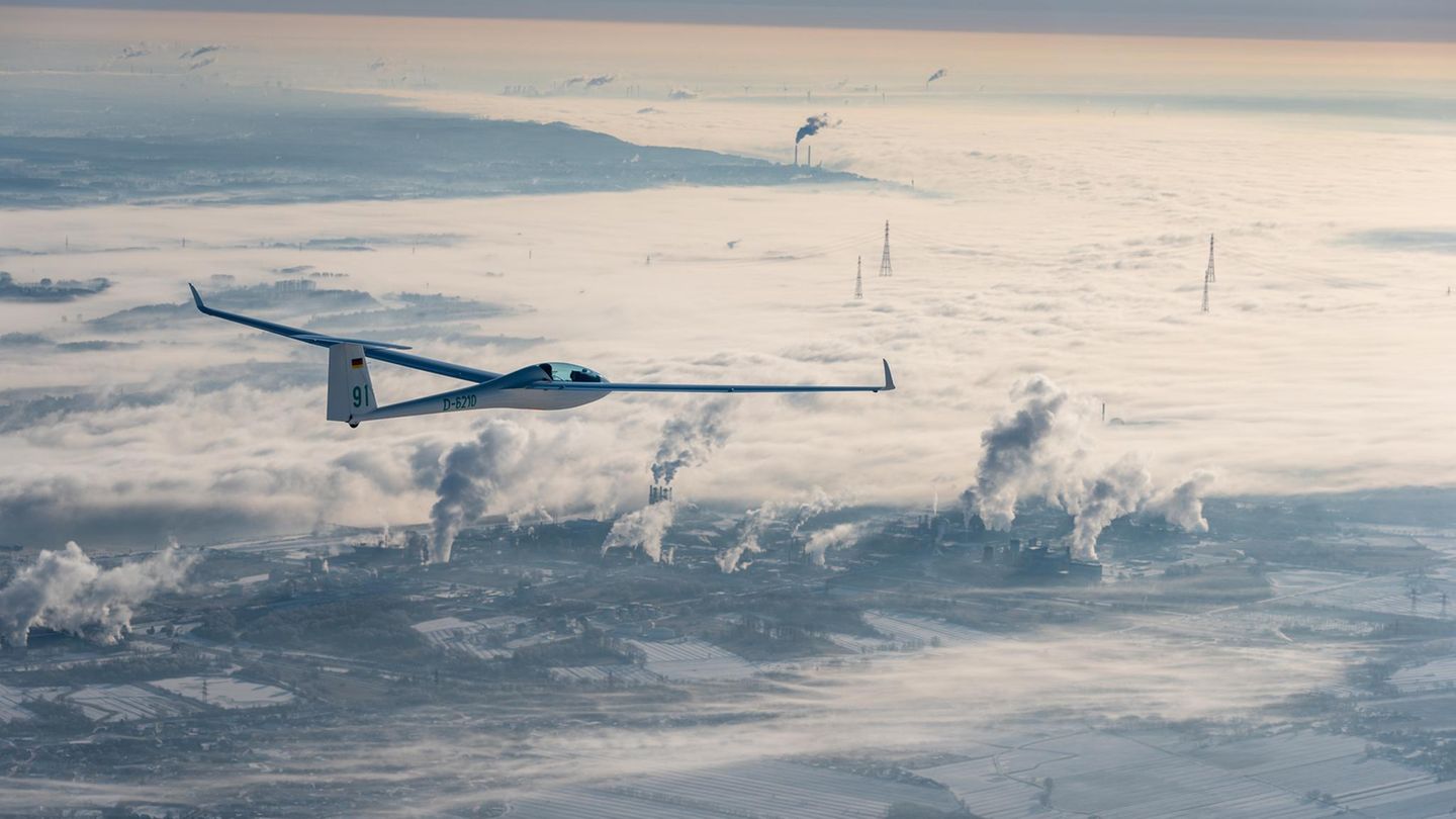 Ein Segelflugzeug über einer Winterlandschaft