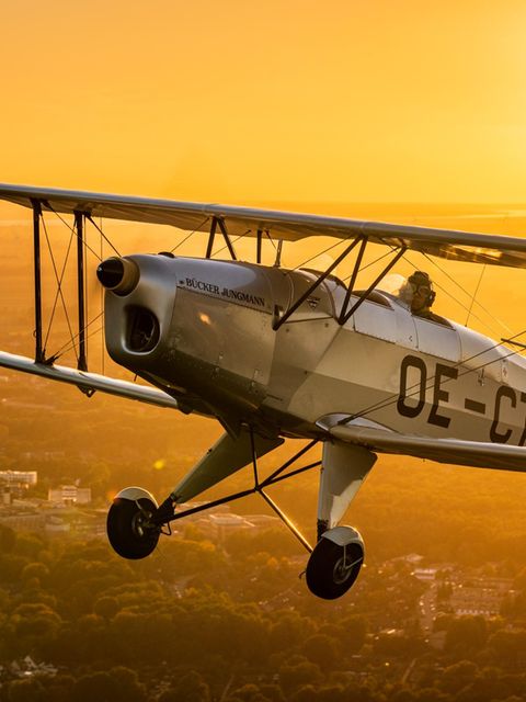 Doppeldecker vom Typ Bücker "Jungmann" in der Abendsonne