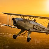 Doppeldecker vom Typ Bücker "Jungmann" in der Abendsonne