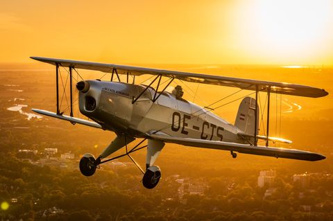 Doppeldecker vom Typ Bücker "Jungmann" in der Abendsonne