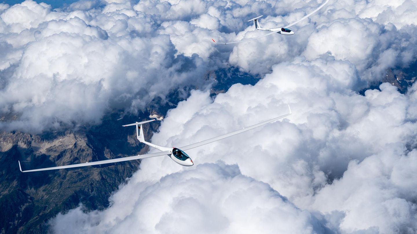 Zwei Segelflugzeuge hoch über den Wolken