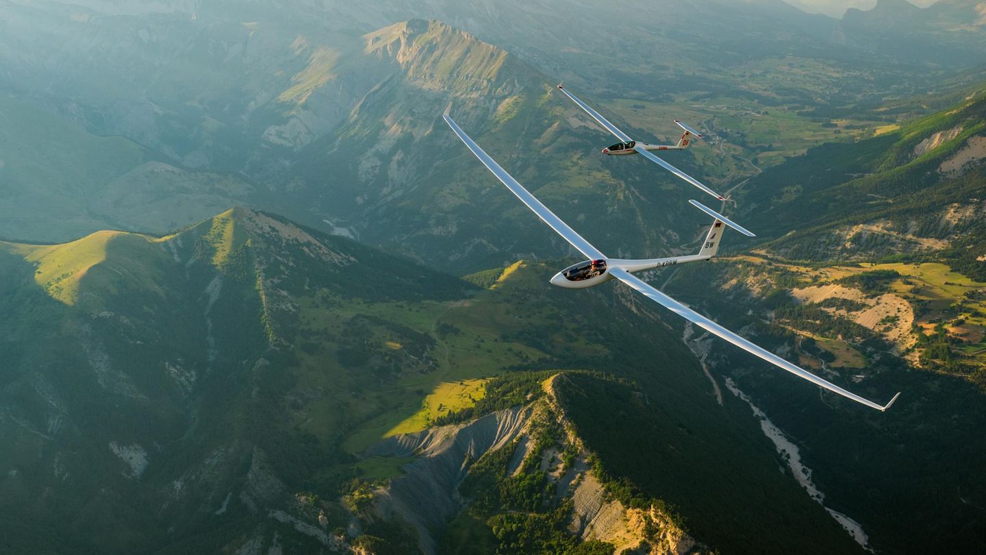 Zwei Segelflugzeuge im engen Formationsflug über den Alpen