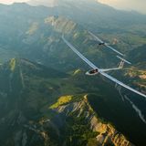 Zwei Segelflugzeuge im engen Formationsflug über den Alpen
