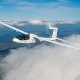 Ein Segelflugzeug mit permanentem E-Antrieb über den Wolken