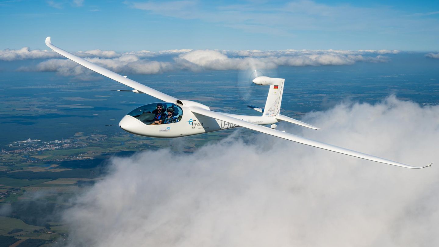 Ein Segelflugzeug mit permanentem E-Antrieb über den Wolken