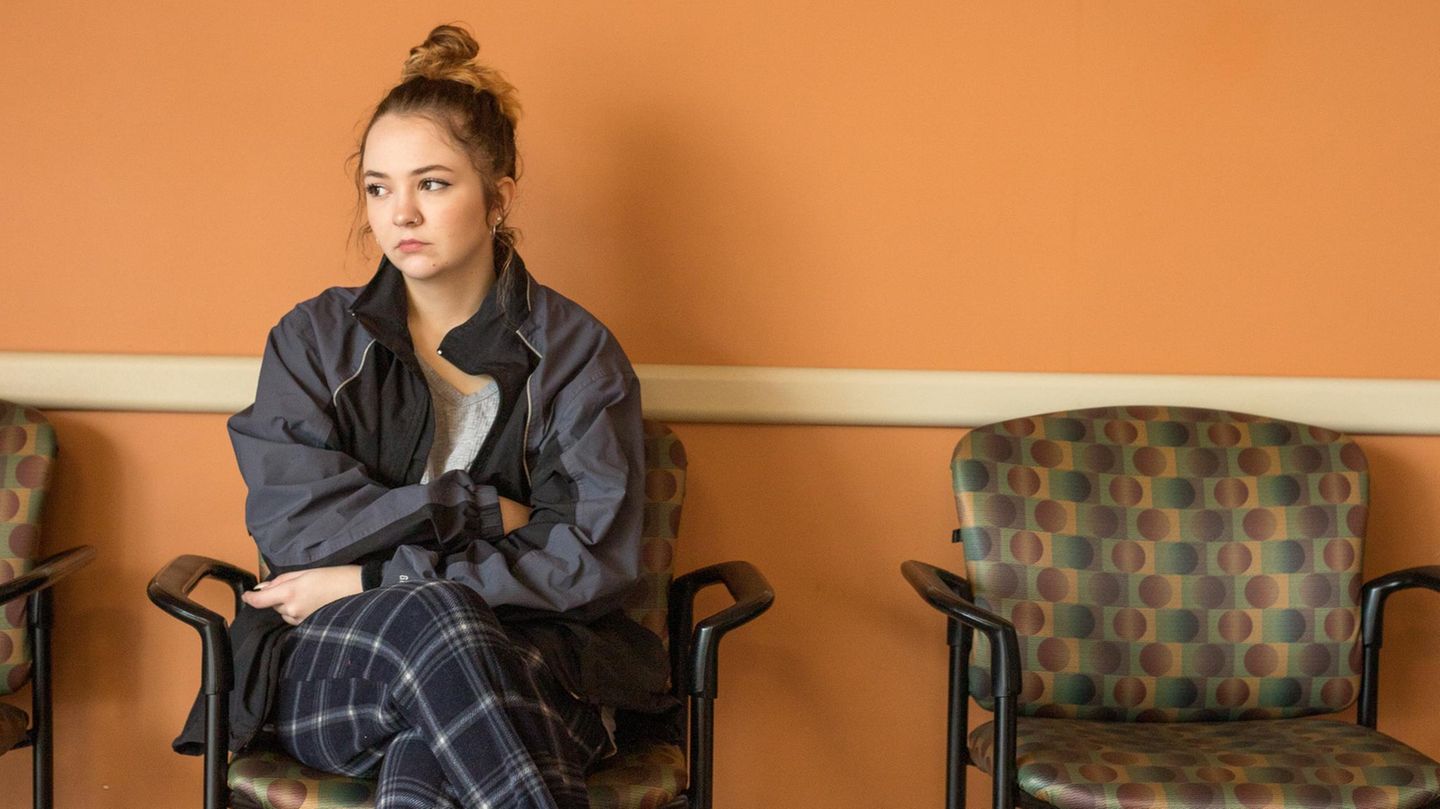 Patient: ein Mädchen wartet in der Notaufnahme