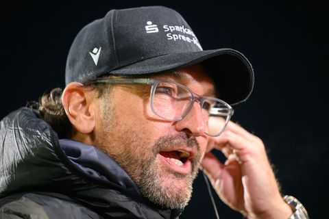 Claus-Dieter Wollitz und sein Team wollen der Favoritenrolle gerecht werden. (Archivfoto) Foto: Robert Michael/dpa