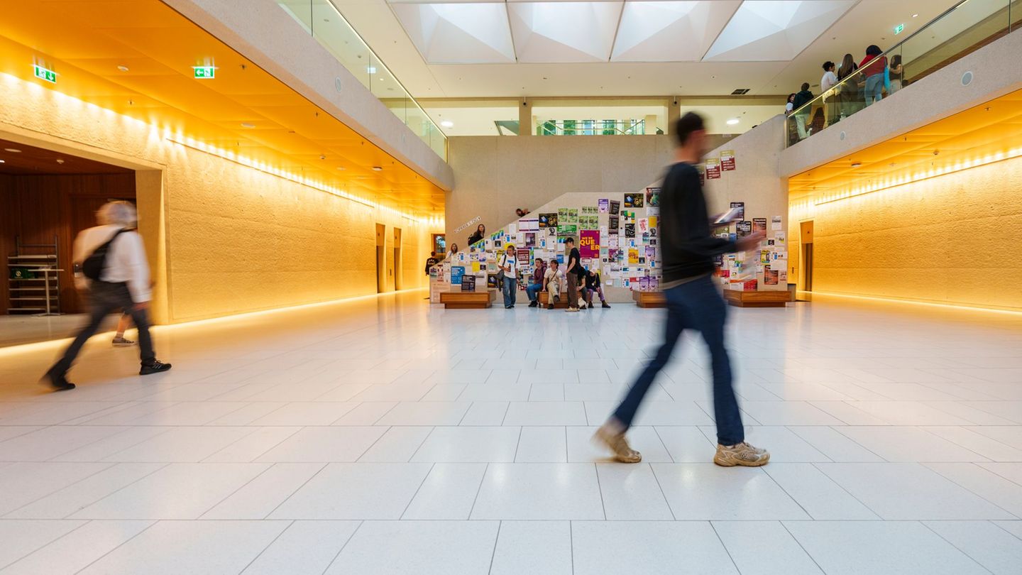 Anlässlich des Weltstudententages am 17. November veröffentlichte das Statistische Landesamt Kennzahlen zu Hochschulabschlüssen.