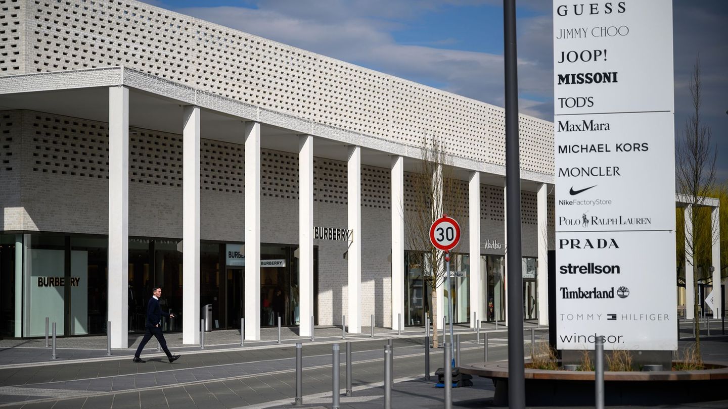 Ein Mann hat in einem Bekleidungsgeschäft Luxusware gestohlen. (Archivbild) Foto: Sebastian Gollnow/dpa