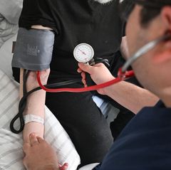 Der Männeranteil in sozialen Berufen in Sachsen-Anhalt ist gestiegen. (Symbolbild) Foto: Bernd Weißbrod/dpa