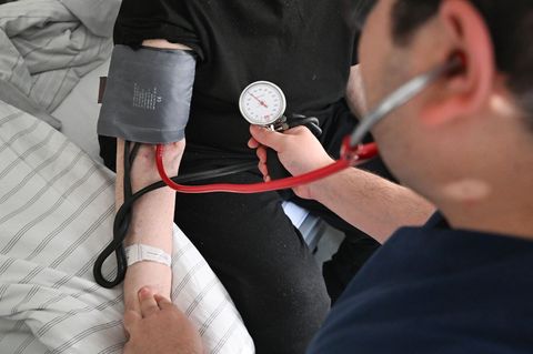 Der Männeranteil in sozialen Berufen in Sachsen-Anhalt ist gestiegen. (Symbolbild) Foto: Bernd Weißbrod/dpa