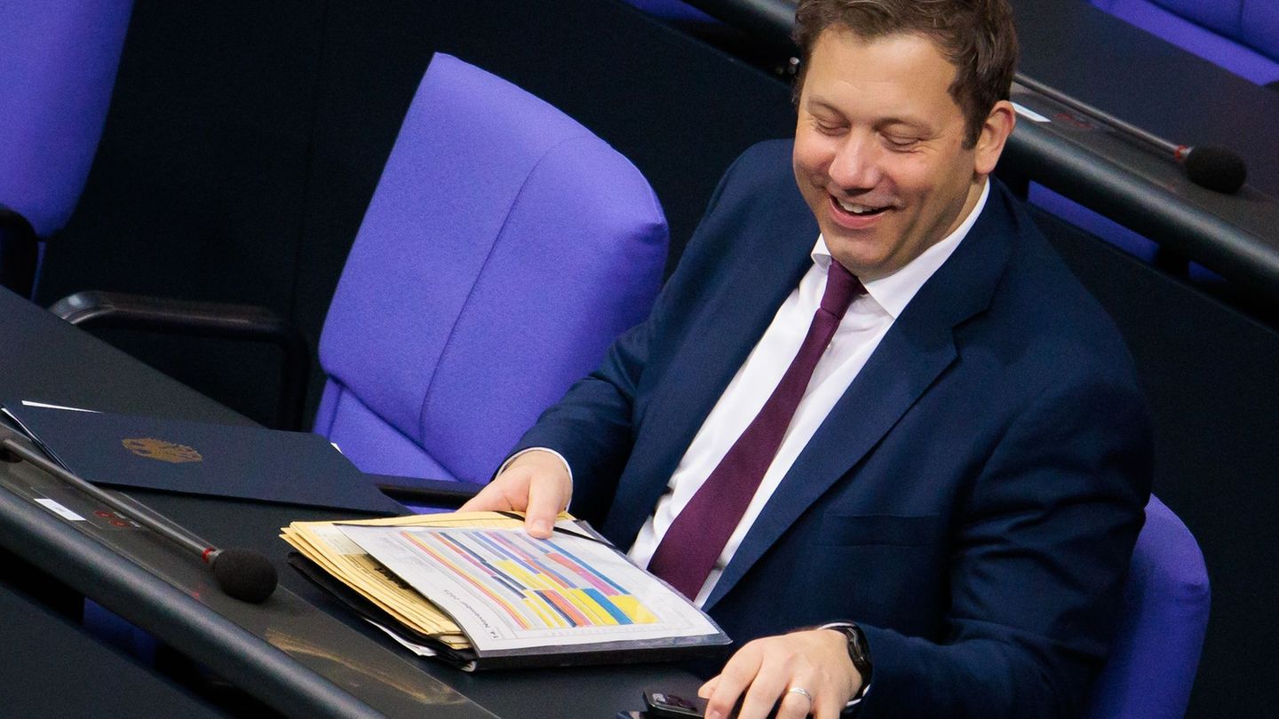 Nemški proračun za leto 2026 potrjen z rekordnimi dolgovi.