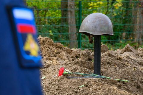 Ein Stahlhelm eines im Zweiten Weltkrieg gefallenen sowjetischen Soldaten schmückt ein Grab. Foto: Patrick Pleul/dpa