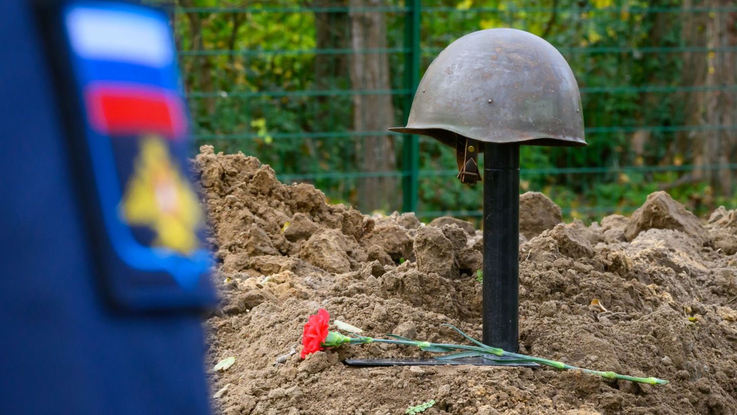 Ein Stahlhelm eines im Zweiten Weltkrieg gefallenen sowjetischen Soldaten schmückt ein Grab. Foto: Patrick Pleul/dpa