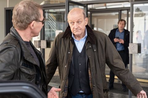 Kein "Wilsberg"-Film ohne Hahnenkampf zwischen Kommissar Overbeck (Roland Jankowsky, links) und dem Privatdetektiv (Leonard Lansink, Mitte). Da kann Ekki (Oliver Korittke) nur staunend zusehen.