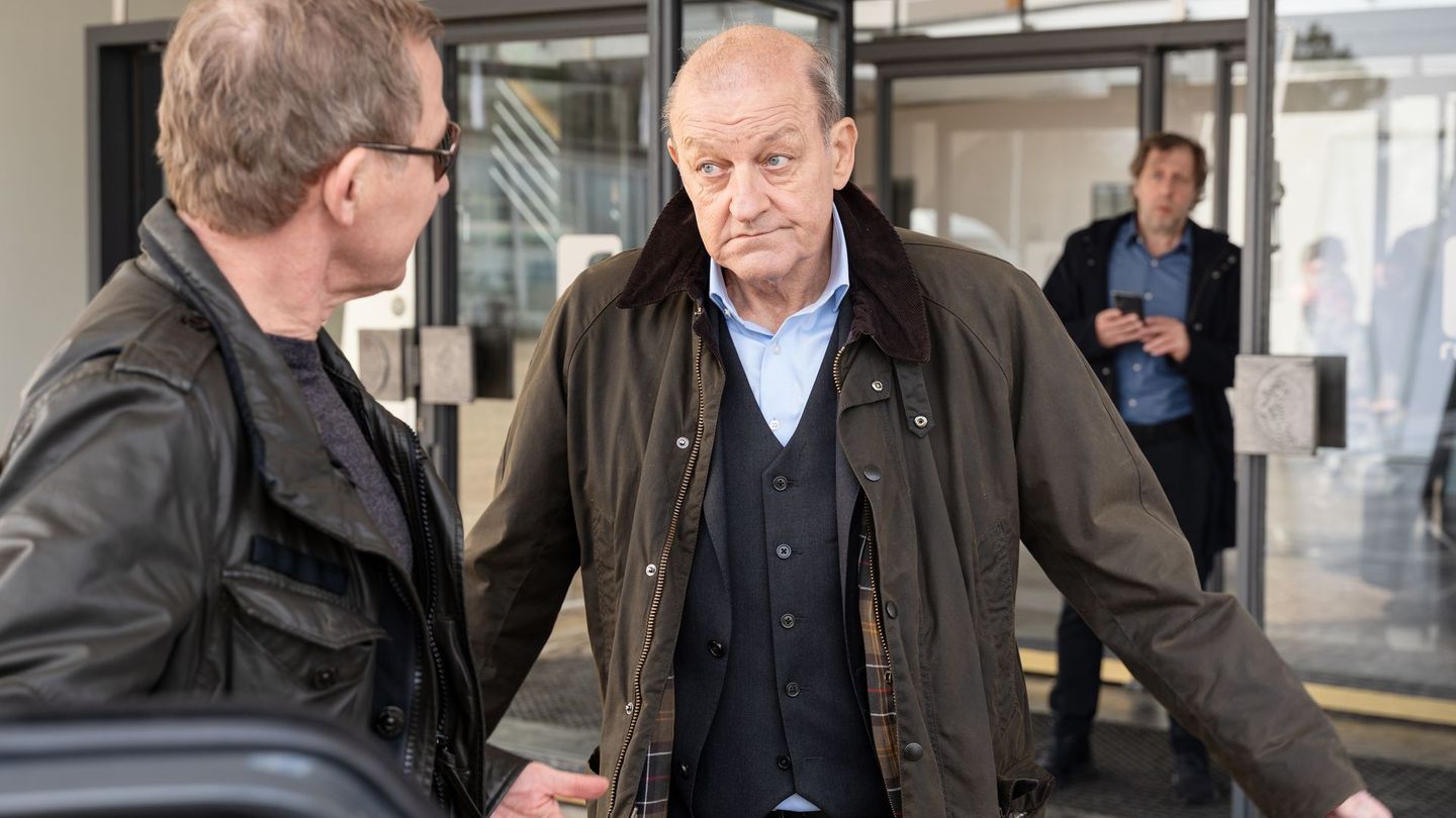 Kein "Wilsberg"-Film ohne Hahnenkampf zwischen Kommissar Overbeck (Roland Jankowsky, links) und dem Privatdetektiv (Leonard Lansink, Mitte). Da kann Ekki (Oliver Korittke) nur staunend zusehen.