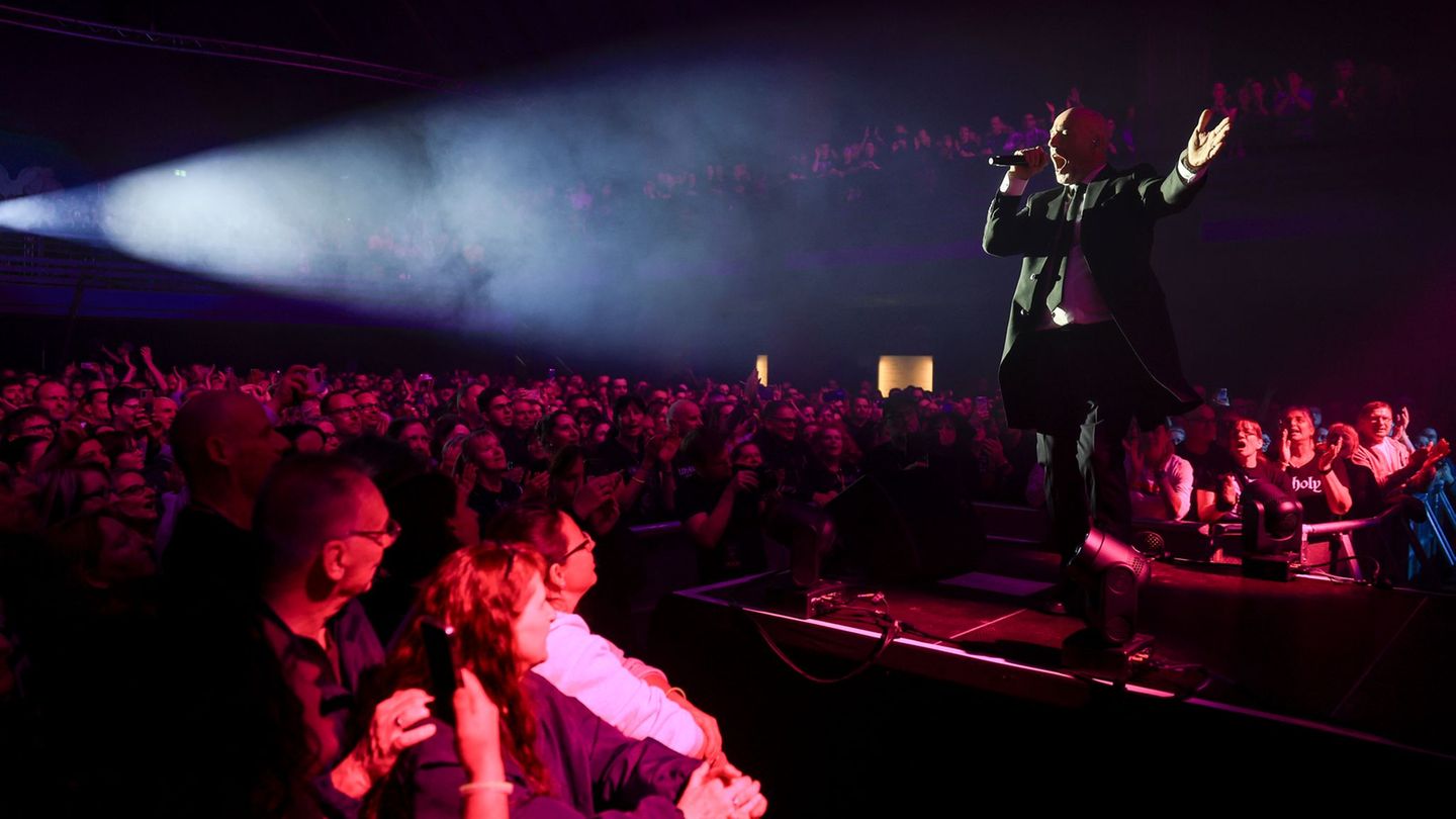 Po padcu z odra je »Der Graf« pomiril oboževalce in se zahvalil bolnišničnemu osebju