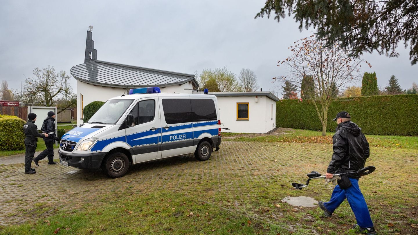 Am Tag nach dem tödlichen Messerangriff in Bad Kleinen waren Polizeibeamte mit Metalldetektoren vor Ort unterwegs. Foto: Ulrich