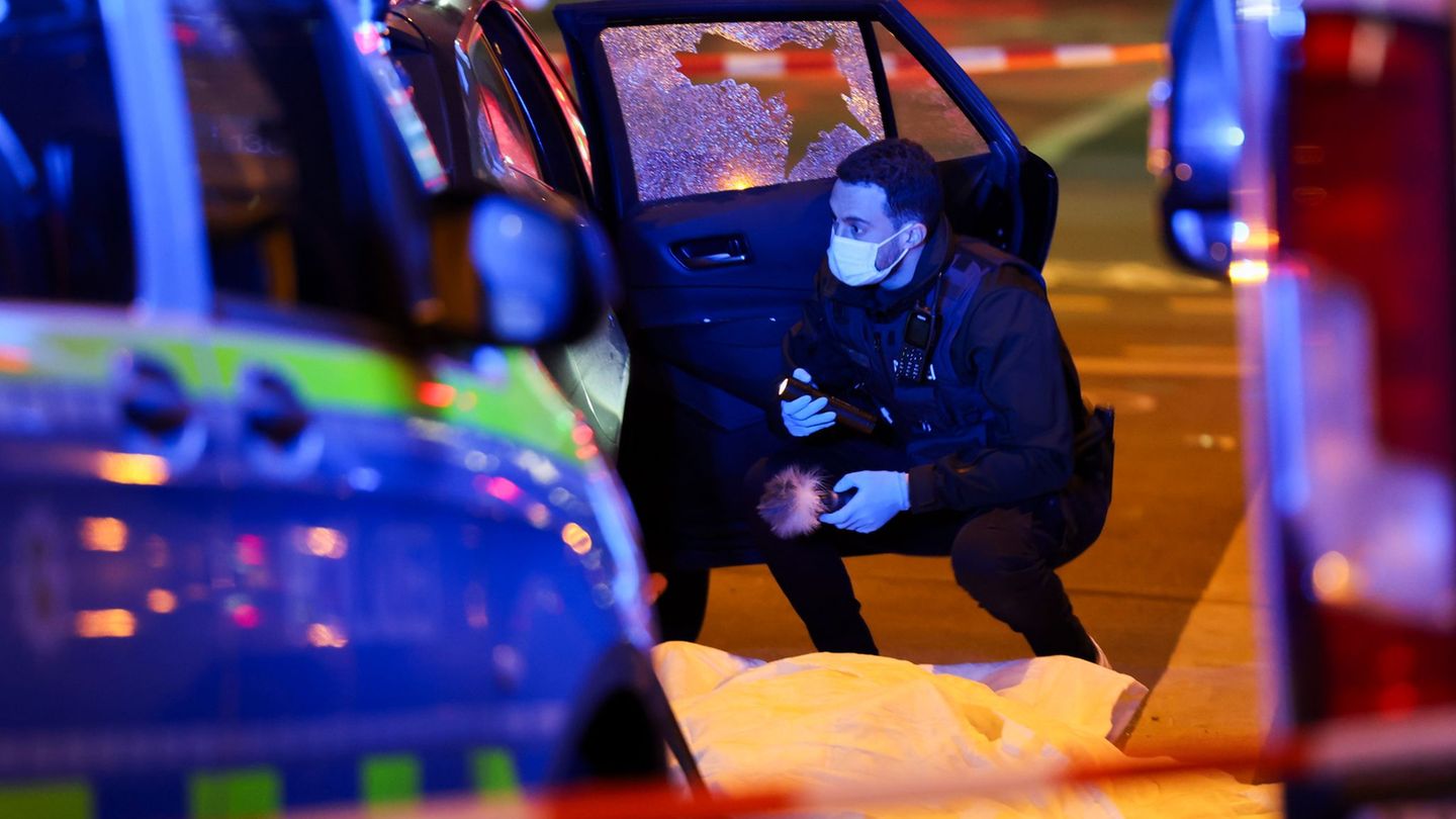 Viermal schoss der Täter durch die Seitenscheibe des Autos. (Archivbild) Foto: Christoph Reichwein/dpa