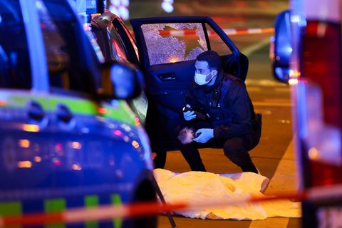 Viermal schoss der Täter durch die Seitenscheibe des Autos. (Archivbild) Foto: Christoph Reichwein/dpa