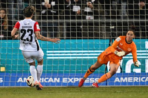 Torhüterin Charlotte Voll wird den Bayer-Frauen lange fehlen. (Archivfoto) Foto: Arne Dedert/dpa