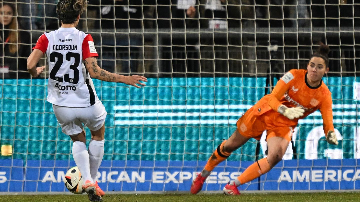 Torhüterin Charlotte Voll wird den Bayer-Frauen lange fehlen. (Archivfoto) Foto: Arne Dedert/dpa