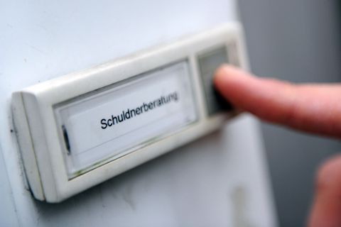 Auch in Sachsen geraten immer mehr Menschen in eine Lage, in der sie ihre regelmäßigen Kosten nicht mehr stemmen können. (Symbol